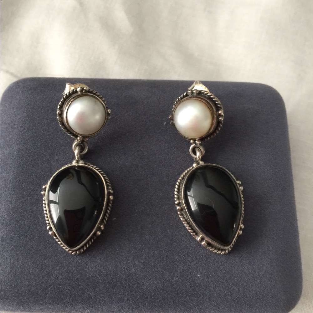 Sterling women’s earrings original pearl and onix stone